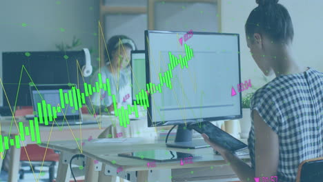 animación del procesamiento de datos financieros sobre diversas personas de negocios que trabajan en la oficina