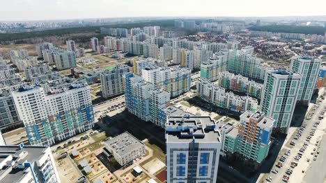 vista aérea del colorido desarrollo de viviendas residenciales
