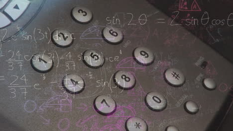 animación de ecuaciones matemáticas sobre el hombre caucásico usando el teléfono