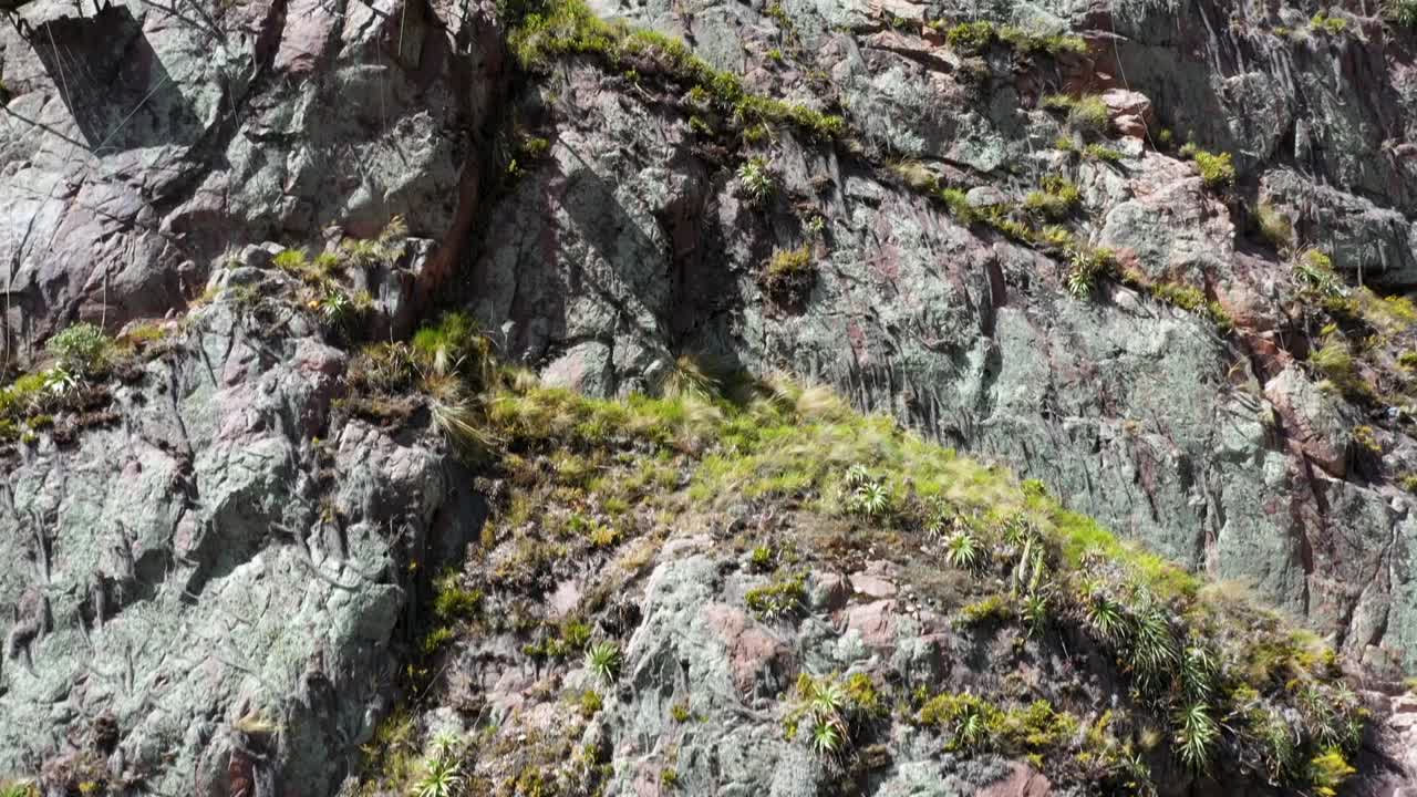 페루 쿠스코의 우루밤바 절벽에서 등반가들의 드론 샷