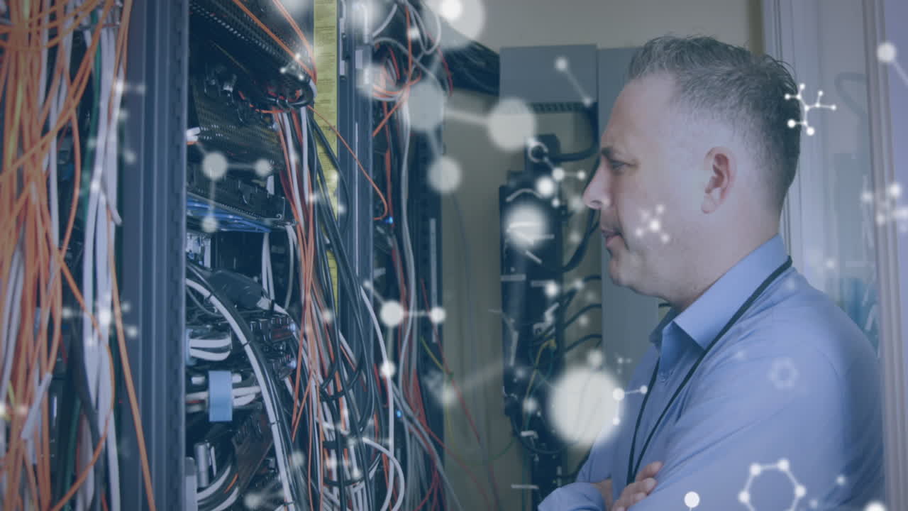 animación de moléculas sobre el hombre caucásico estresado de pie en los servidores