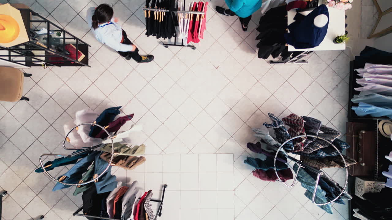 고객 들 이 트렌디 한 상품 을 구입 하는 것