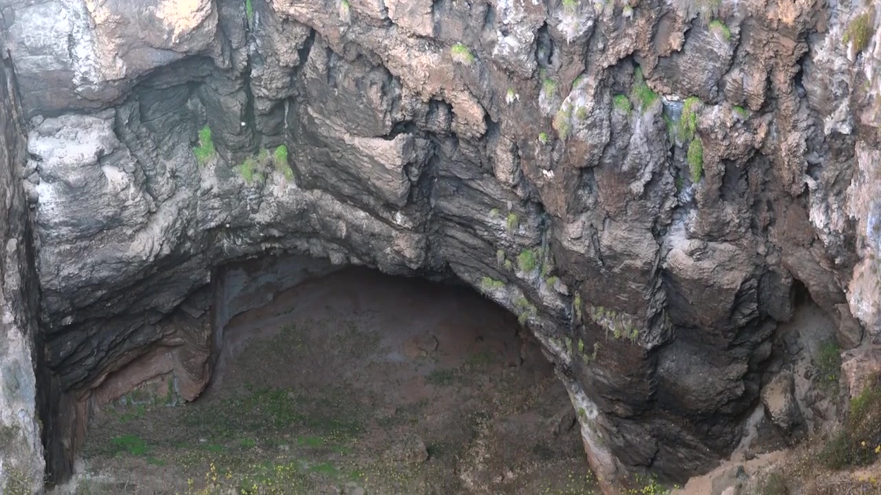 Vista Aérea da Entrada de uma Grande Caverna Natural