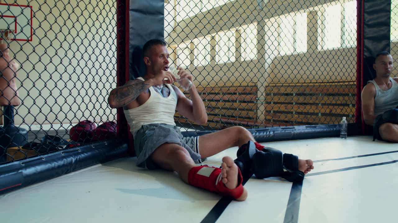MMA-kæmper hviler i bur