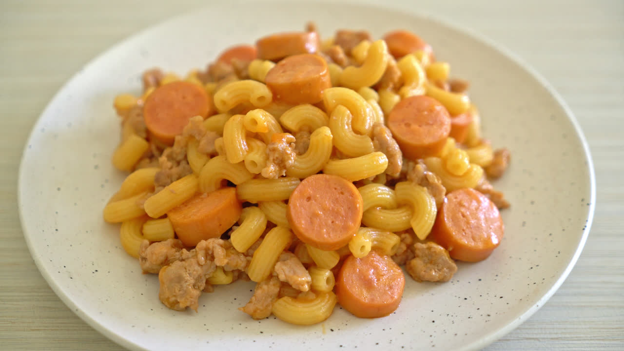 소시지와 다진 돼지 고기를 곁들인 마카로니