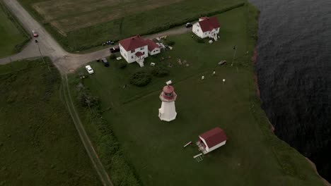 Faro-De-Cap-sante-En-El-Condado-De-Portneuf-Con-Una-Vista-Impresionante-Del-Golfo-De-San-Lorenzo-En-Quebec,-Canadá