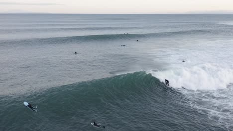 ola arrasadora montada por un surfista profesional en aguas frías de islandia