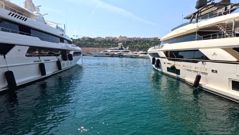 un yate atracado en las aguas claras de monte carlo