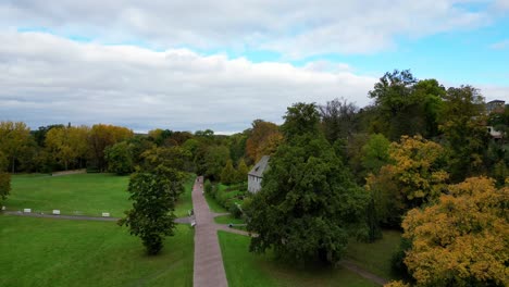 Camino-Maravilloso-Vista-Aérea-Superior-Vuelo-Weimar-Jardín-Casa-Turingia-Parque-Alemán-Otoño-23