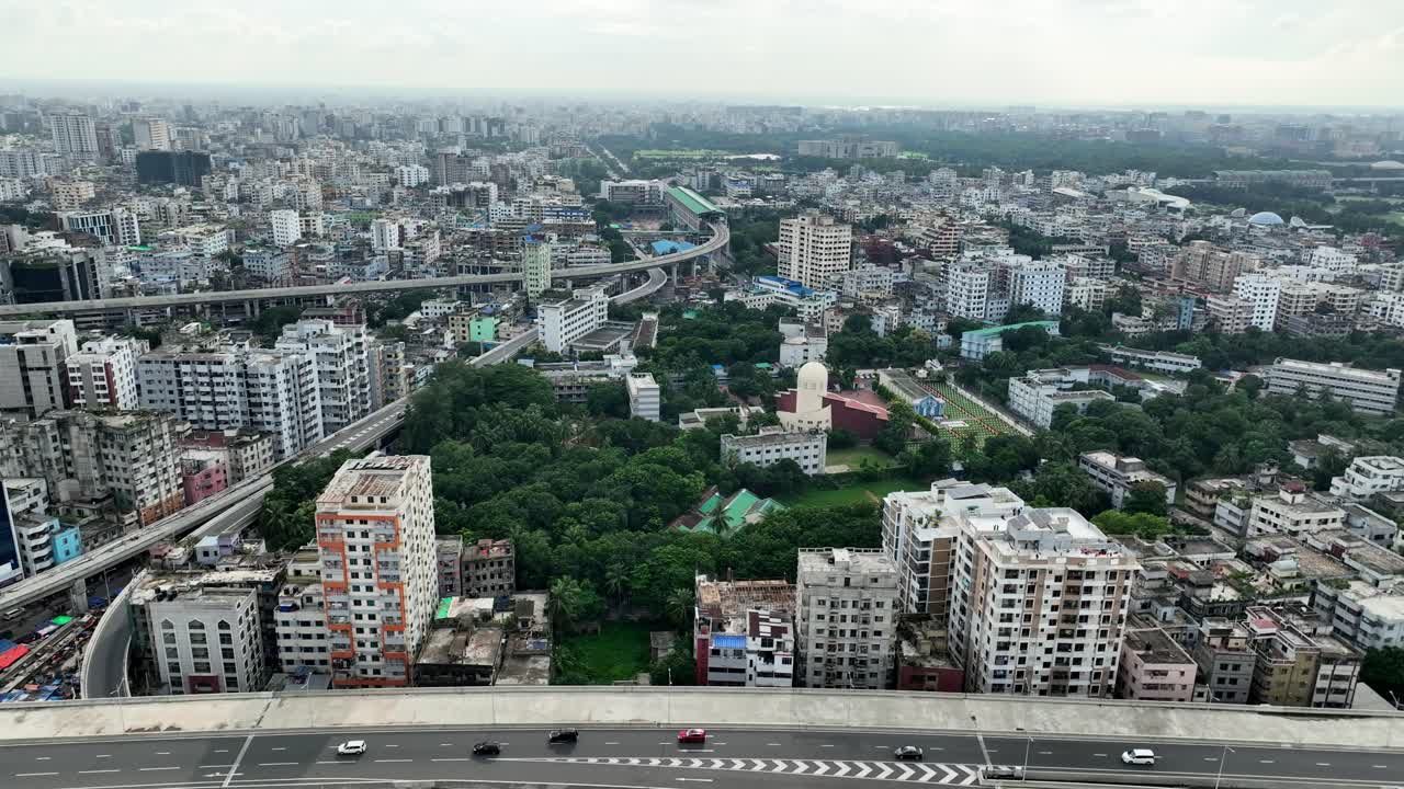Città urbana densamente popolata con grattacieli, superstrada sopraelevata di Dhaka, sistema di trasporto rapido di massa di Dhaka e rete ferroviaria, ripresa aerea stabilita con drone