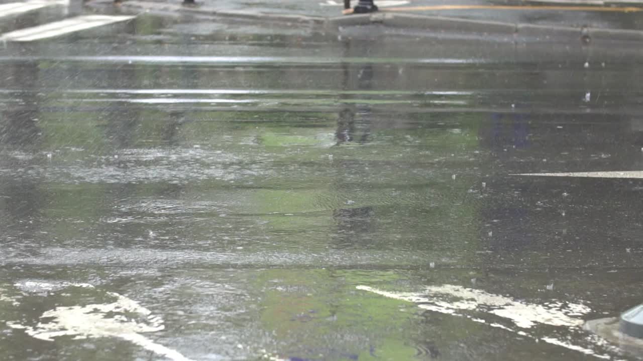 깊은 연못 위를 달리는 자동차 타이어와 느린 동작으로 물이 튀는