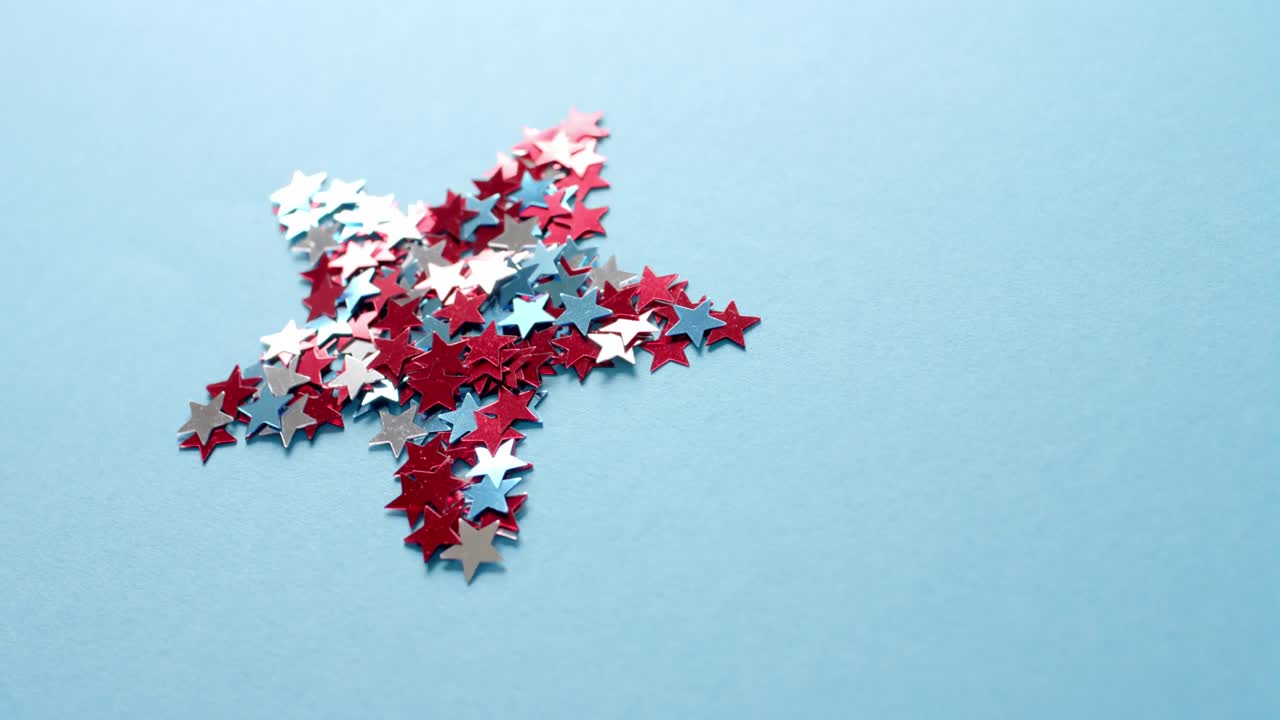 forma de estrella de estrellas rojas y azules sobre fondo azul con espacio de copia