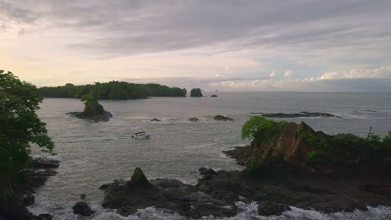 hermoso paisaje natural de mar, rocas y bosque