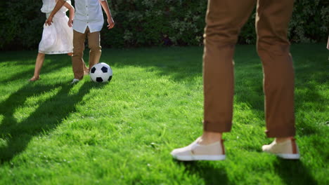 Kinder-Und-Elternbeine-Spielen-Fußball.-Familie-Läuft-Mit-Fußball