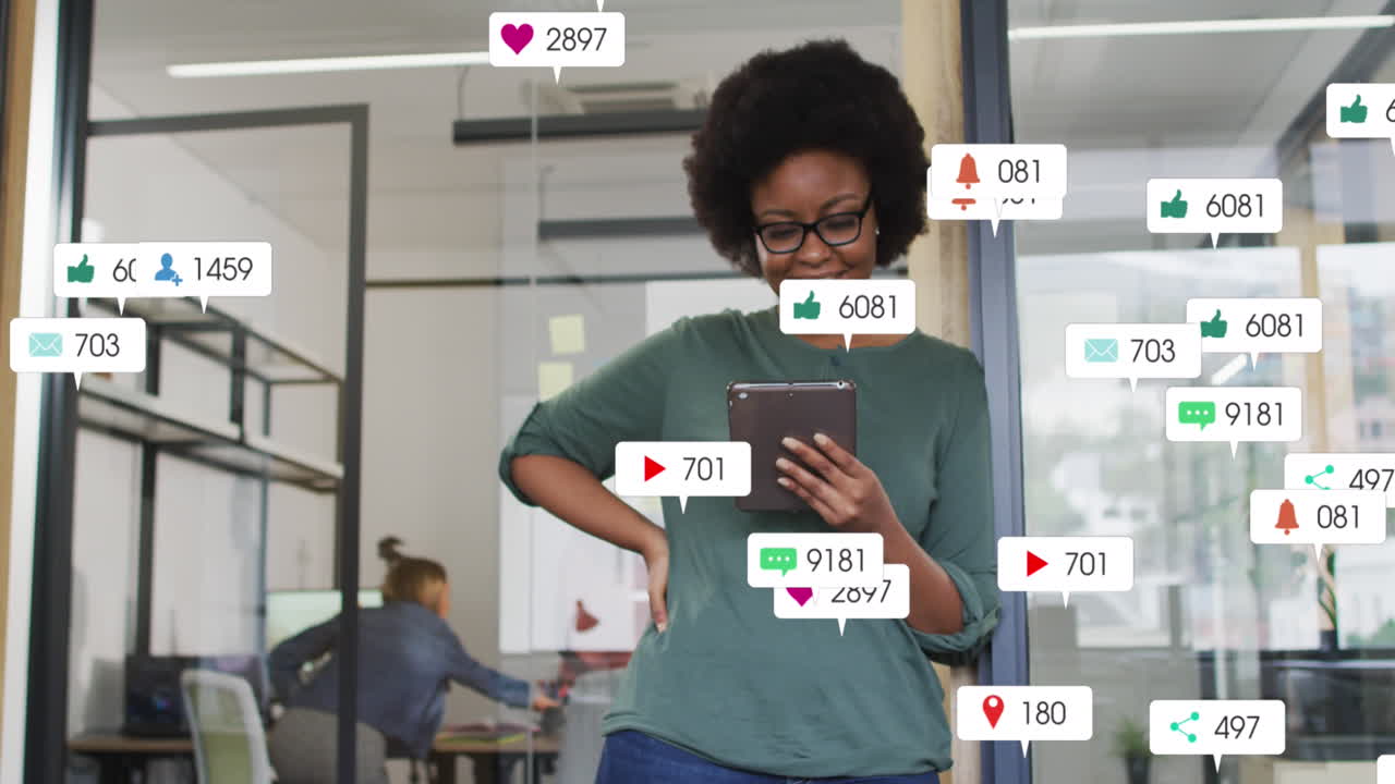 animación de barras de notificación sobre una mujer afroamericana sonriente viendo video en una tableta digital