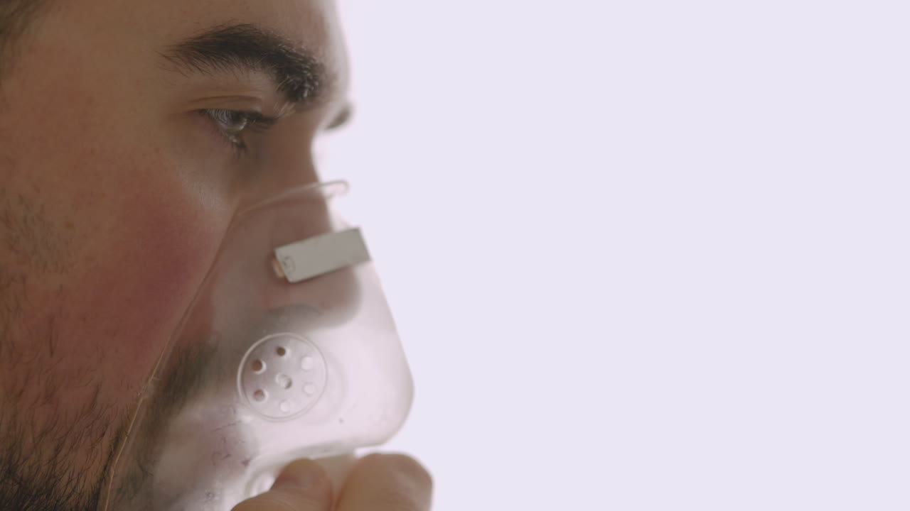 산소 마스크 1을 통해 호흡하는 아픈 사람의 클로즈업