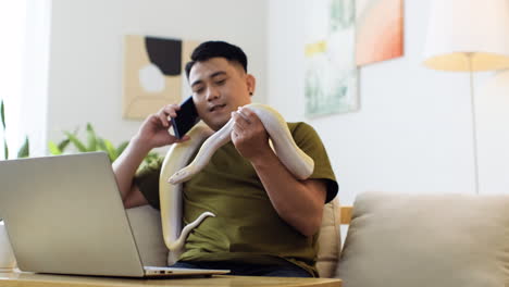 hombre con serpiente hablando por teléfono