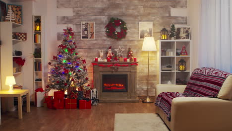 chimenea y árbol de navidad en una habitación decorada para navidad