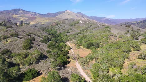 Hermosa-Antena-Sobre-Tierras-Del-Rancho-En-El-Condado-De-Santa-Bárbara,-California-Central-1