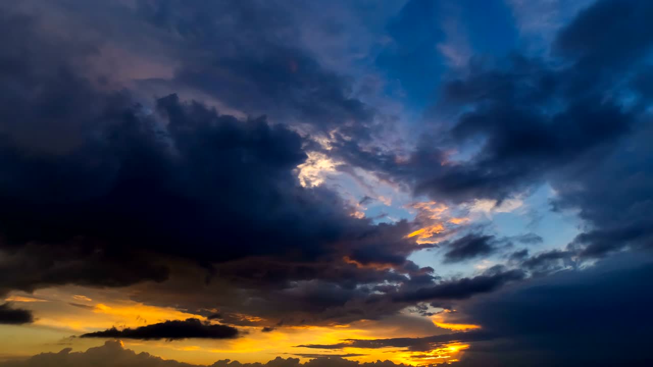 el flujo de nubes en un fondo de puesta de sol. lapso de tiempo