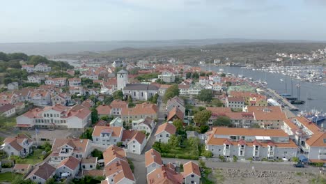 Vuelo-De-Drones-Sobre-La-Ciudad-Y-La-Iglesia-De-Marstrand