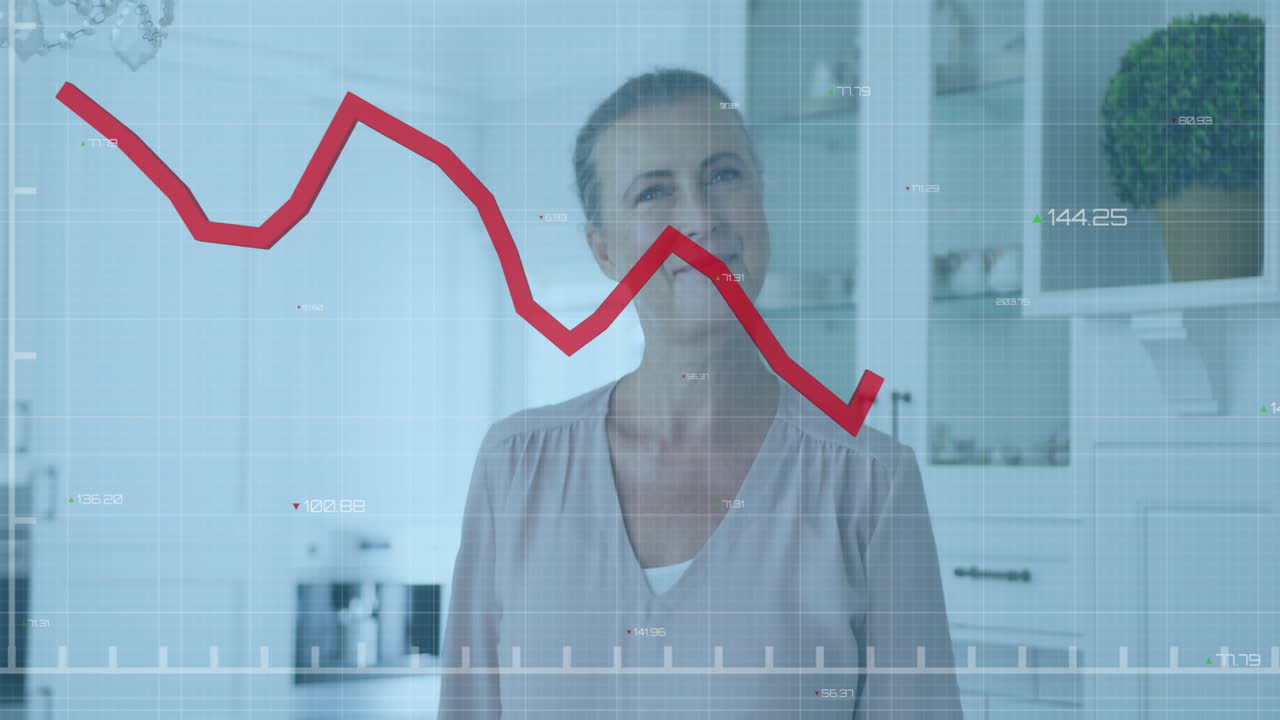 animación de procesamiento de datos estadísticos contra el retrato de una anciana caucásica sonriendo en casa