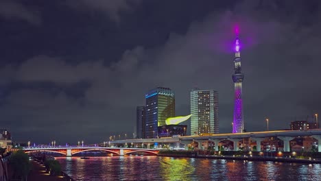 Barco-De-Recreo-Asakusa-Pasando-Por-Un-Puente,-Río-Sumidagawa