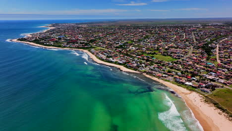 Südafrika,-Jbay,-Jeffreys-Bay,-Luftaufnahme,-Drohne,-Stadt,-Häuser,-Atemberaubendster-Weißer-Sandstrand,-Epische-Brandung,-Welle,-Gesättigtes-Wasserblau,-Zerklüftete-Riffküste,-Tagsüber,-WSL,-Korona,-Offene-Supers,-Boneyard,-Sommer-Rückwärts