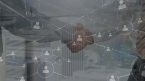 animación de la red de conexiones sobre hombres de negocios caucásicos estrechando la mano