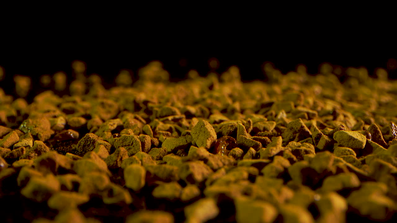 검은 배경에 클로즈업 떨어지는 인스턴트 커피