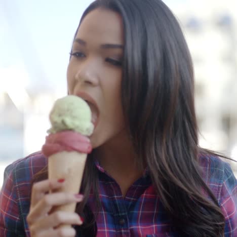 niña comiendo helado