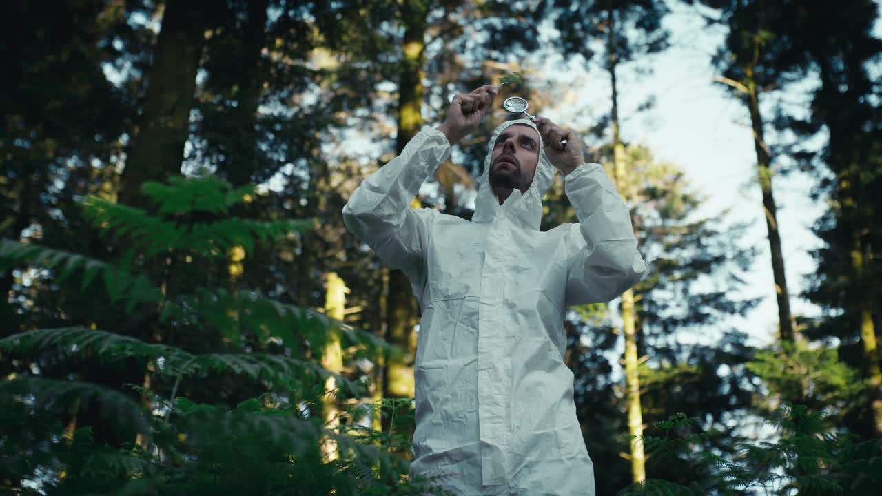 biólogo en la naturaleza