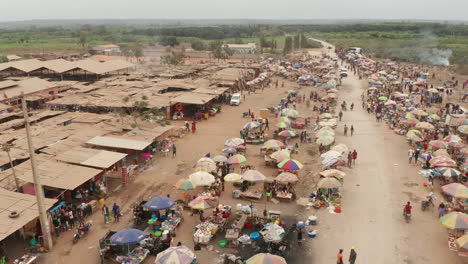 viajando frente al mercado informal, caxito en angola, áfrica 1