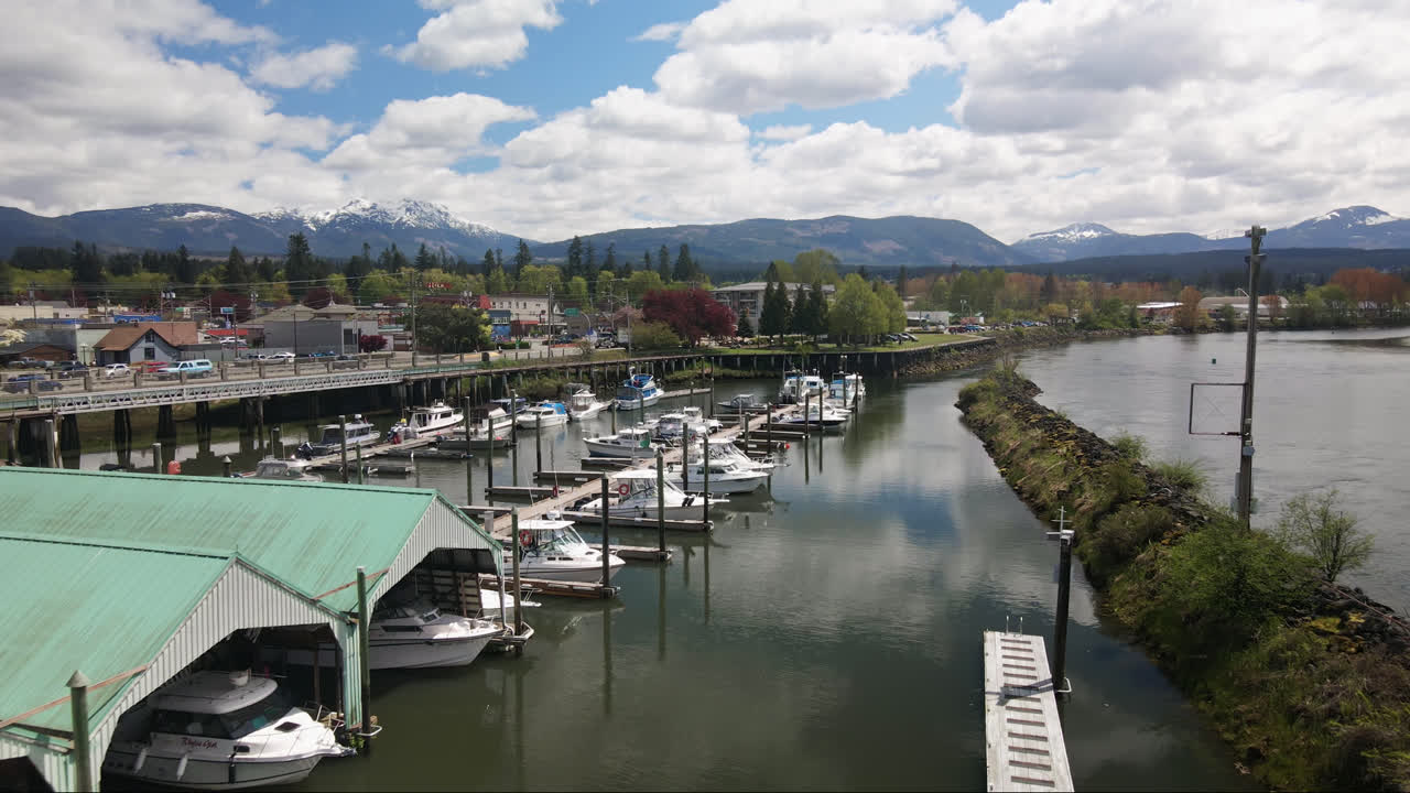 Vuelo a baja altitud sobre Harbour Quay y barcos atracados en los muelles de la marina en Port Alberni, Columbia Británica, Canadá, Vista aérea