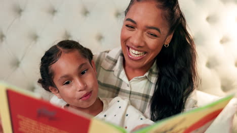 riendo, mamá e hijo en el dormitorio leyendo un libro