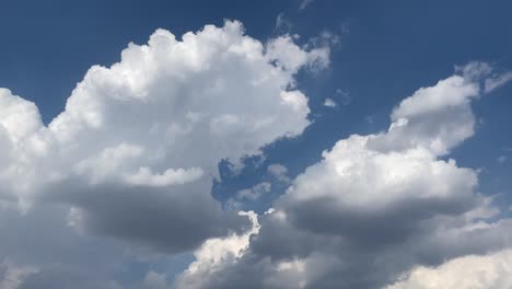 nubes moviéndose en el cielo azul