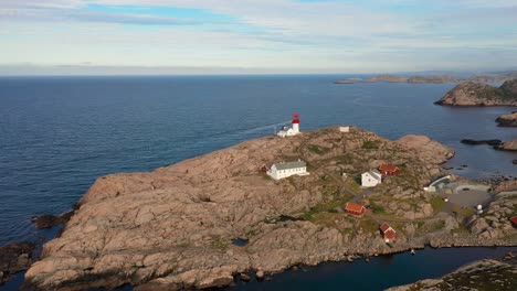 Faro-Costero.-El-Faro-De-Lindesnes-Es-Un-Faro-Costero-En-El-Extremo-Sur-De-Noruega.