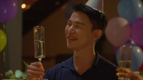 집에서 축하하는 다문화 그룹의 클로즈업 스튜디오  파티에서 토스트를 하고