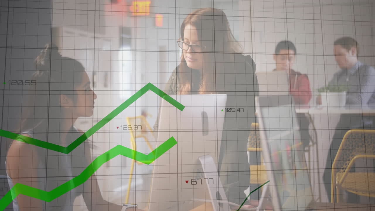 animación de líneas verdes procesamiento de datos financieros sobre diversas personas de negocios en la oficina