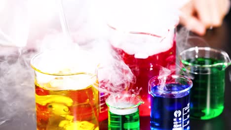 copas con líquidos coloridos y humo ascendente