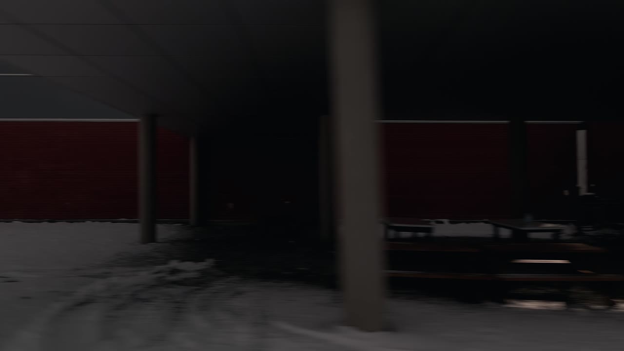 drone volando frente al edificio del centro deportivo de la universidad del obispo durante el invierno en lennoxville, sherbrooke, quebec, canadá