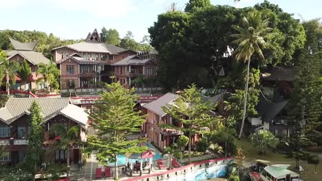 drone subiendo en el resort en la isla de samosir, lago toba, sumatra, indonesia