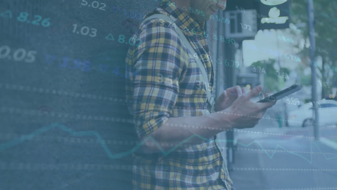 animación del procesamiento de datos financieros sobre el hombre caucásico usando una tableta.