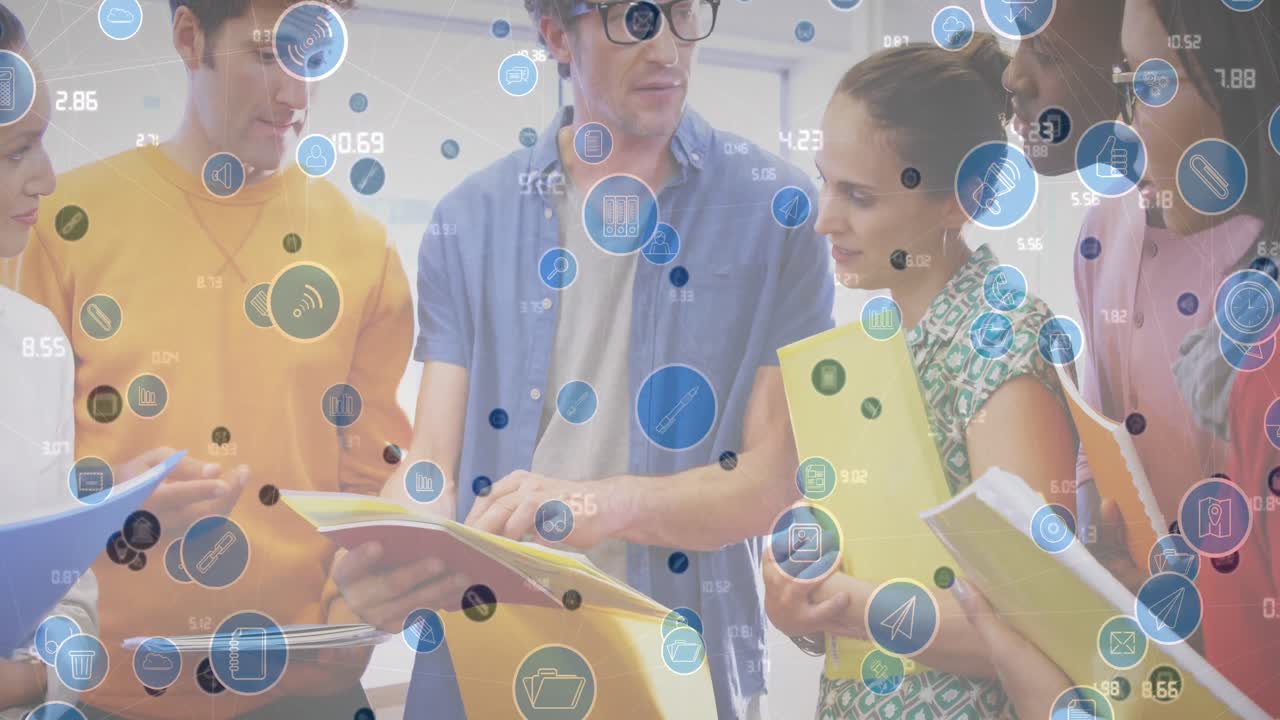 animación de iconos y números sobre diversos hombres explicando informes a los compañeros de trabajo en la oficina