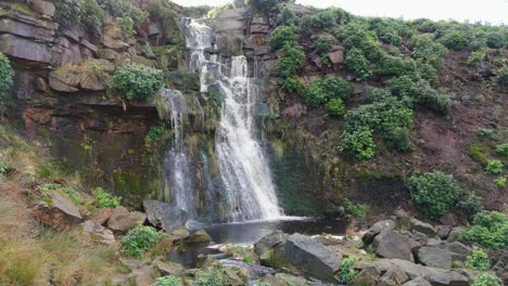 imágenes aéreas de un dron de una alta cascada rocosa en los valles de yorkshire, centavos