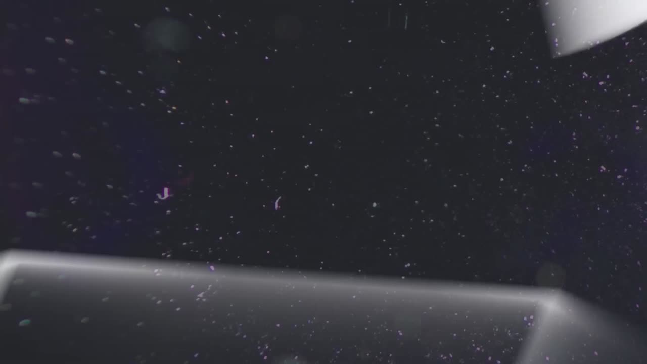 검은 바탕의 노란색 네온 삼각형 위에 왜곡된  ⁇ 색 텍스트로 메가 세일의 애니메이션