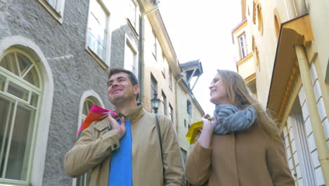 una pareja enamorada disfrutando de las compras navideñas.