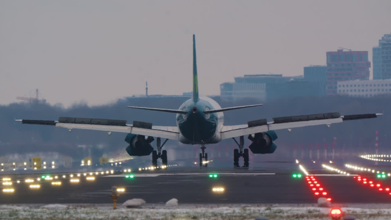 Grande aereo passeggeri che atterra su una pista in inverno.