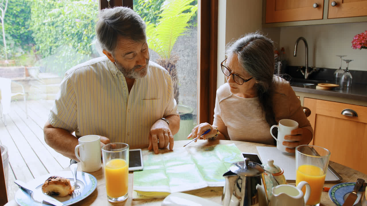 집에서 청구서를 계산하는 고령 부부 4k