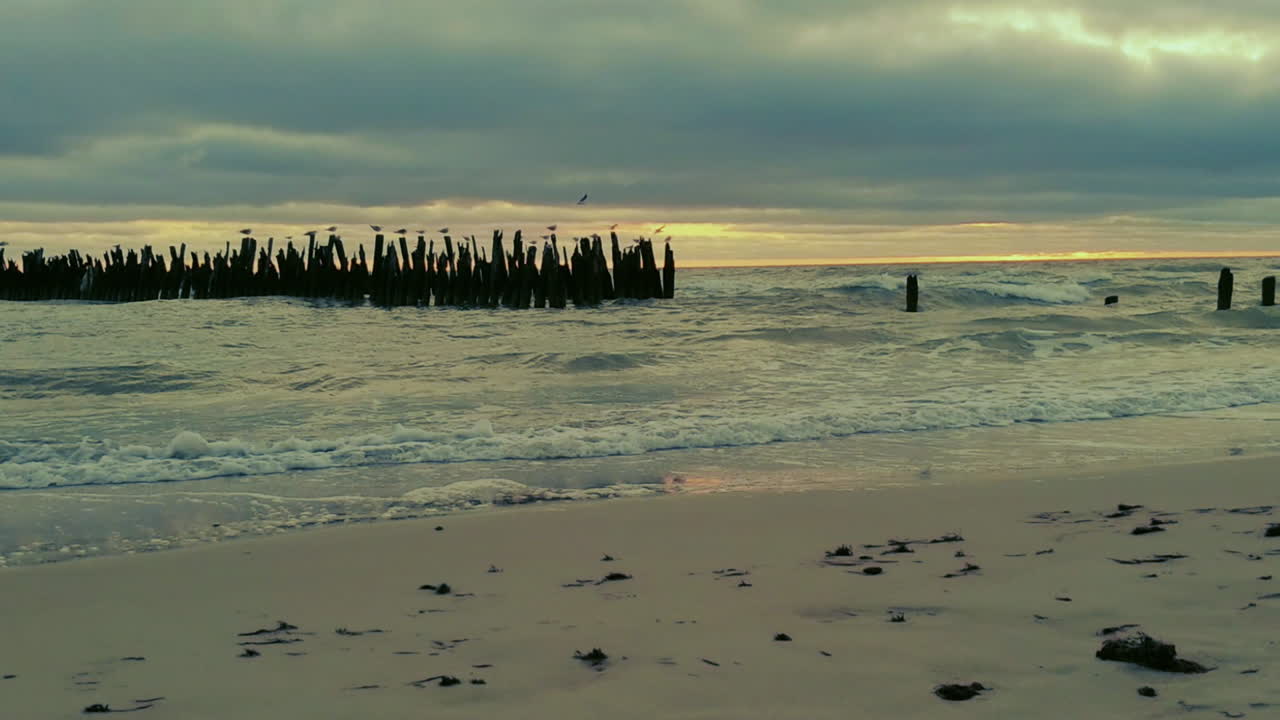 restos de un puente de madera en el mar báltico en un día tormentoso, vista estática